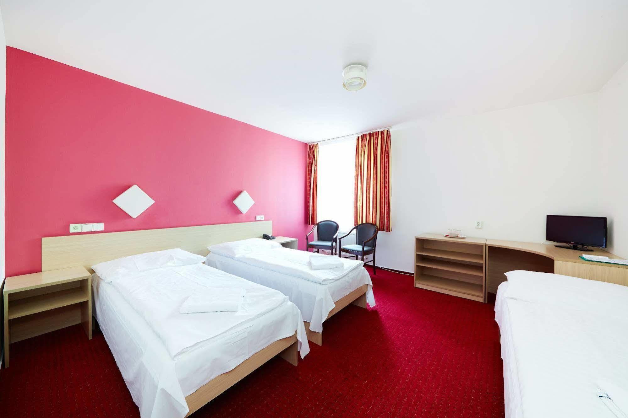 Hotel Mars Прага Экстерьер фото
